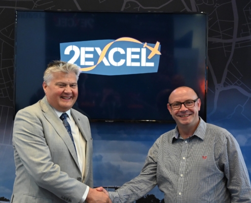 Chris Norton shaking hands with Troy Day at DSEI 23